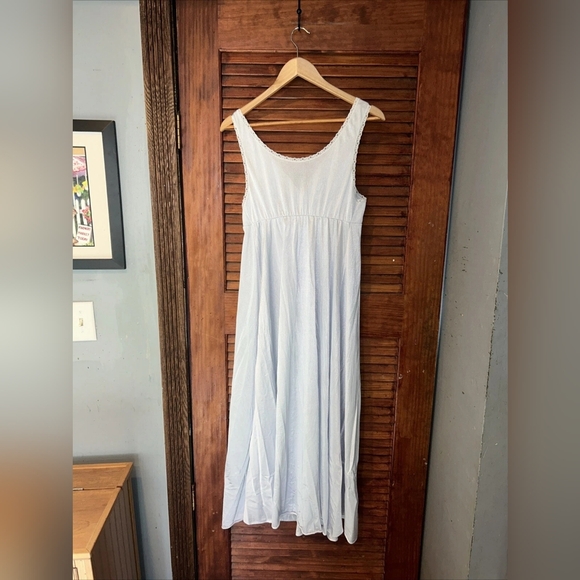 Elegant White Lace Nightgown - Picture 4 of 4